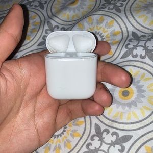 Apple AirPods 2nd Gen charging case